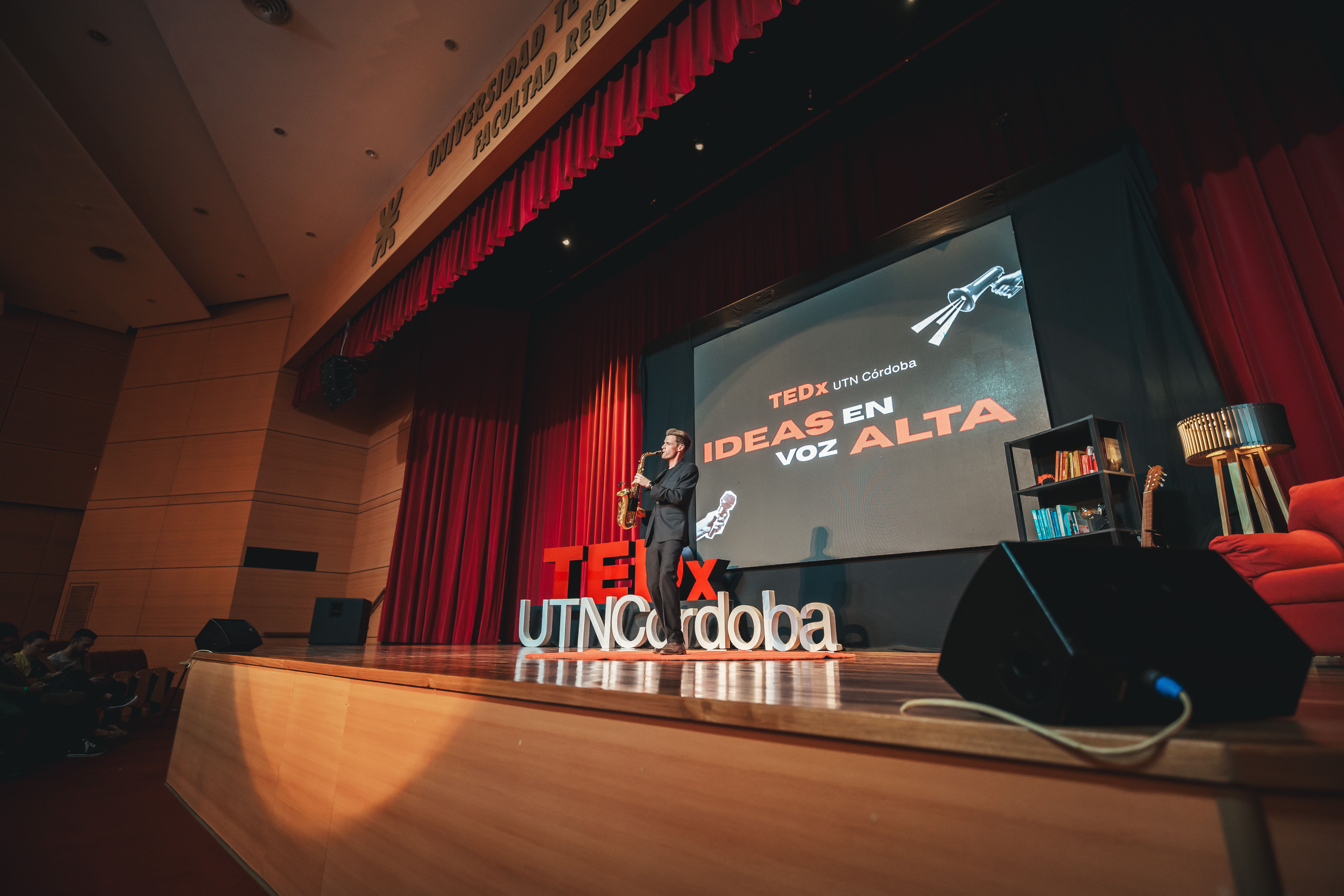 Vista del escenario TEDx preparado