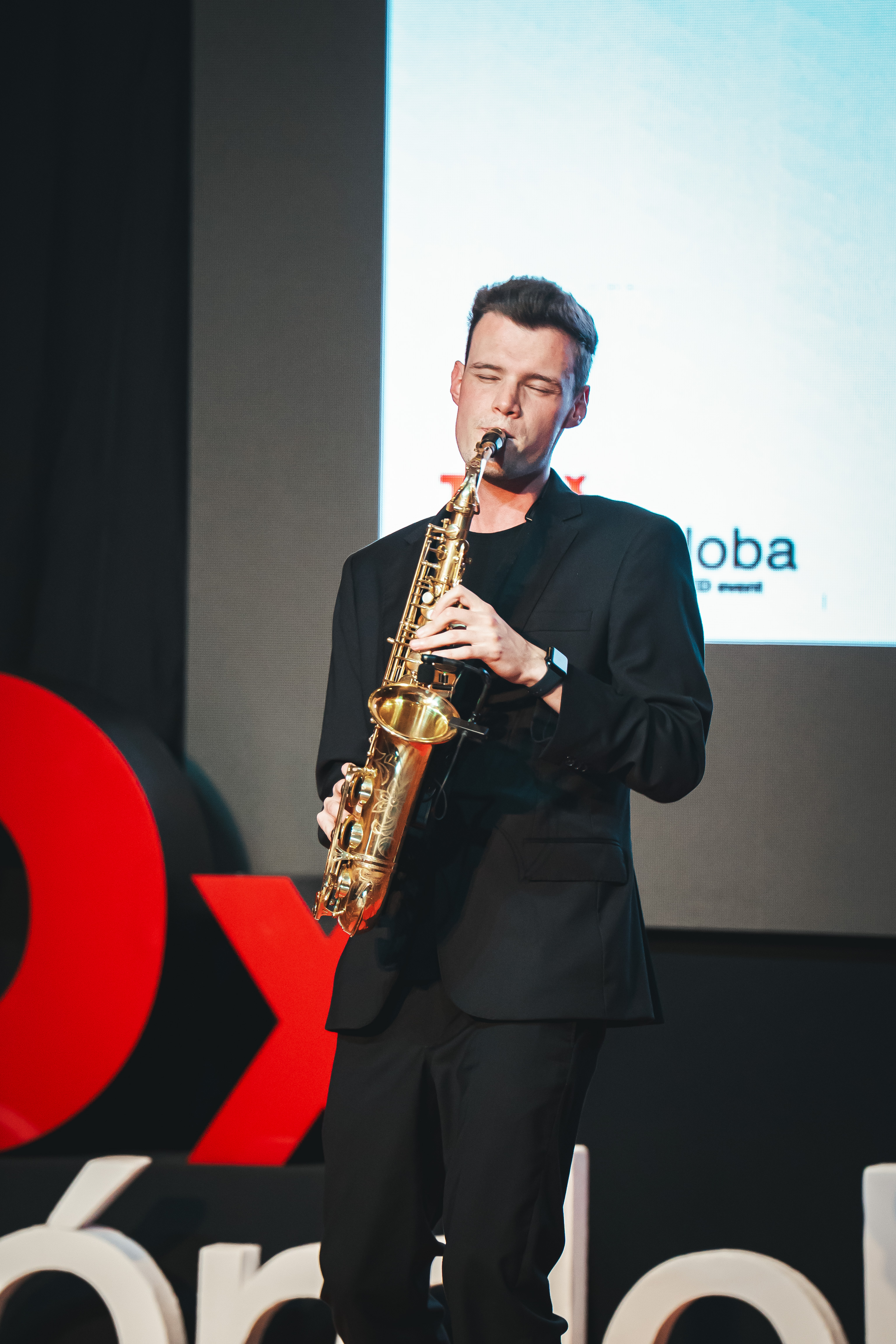 Presentador abriendo el evento