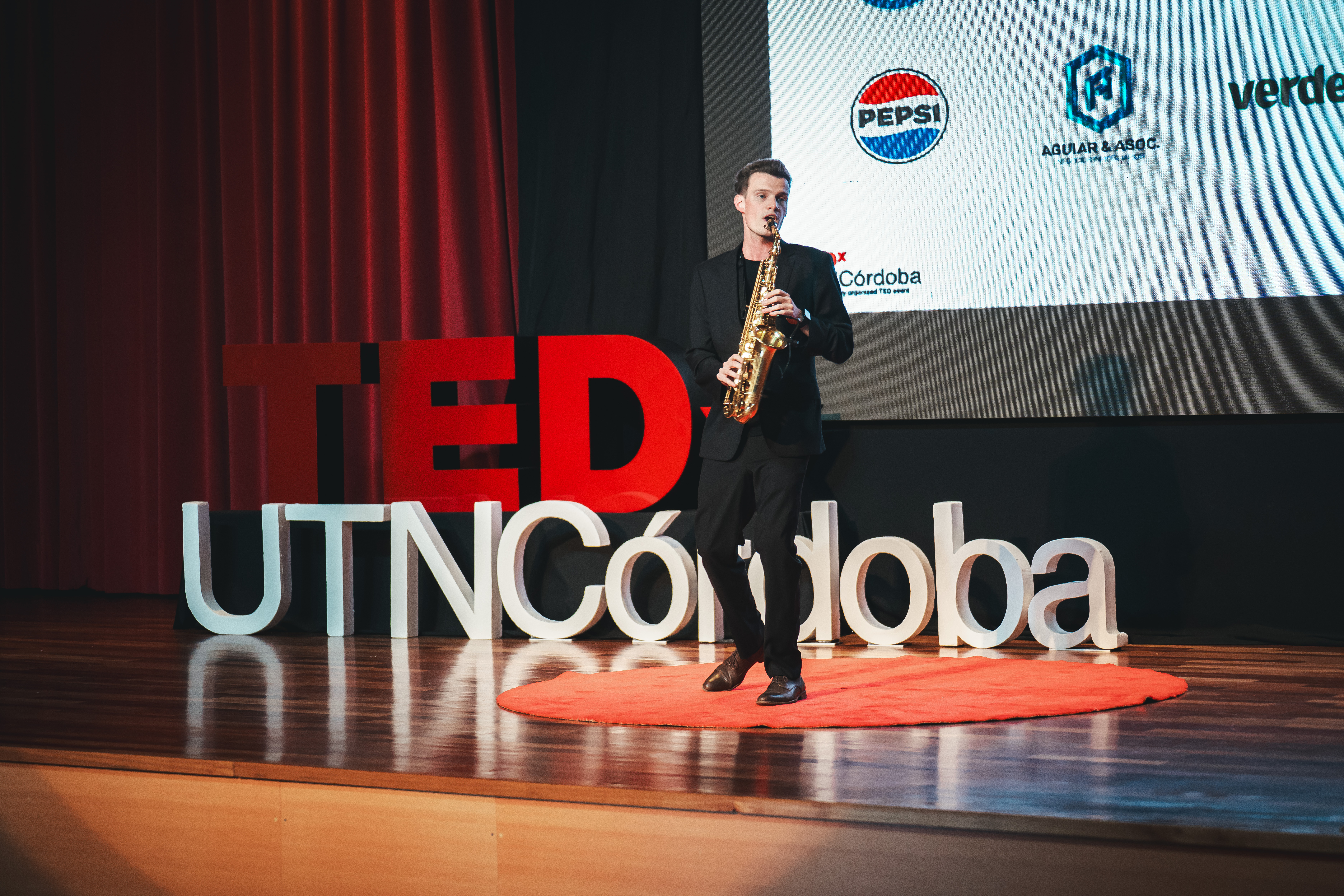 Vista frontal del escenario