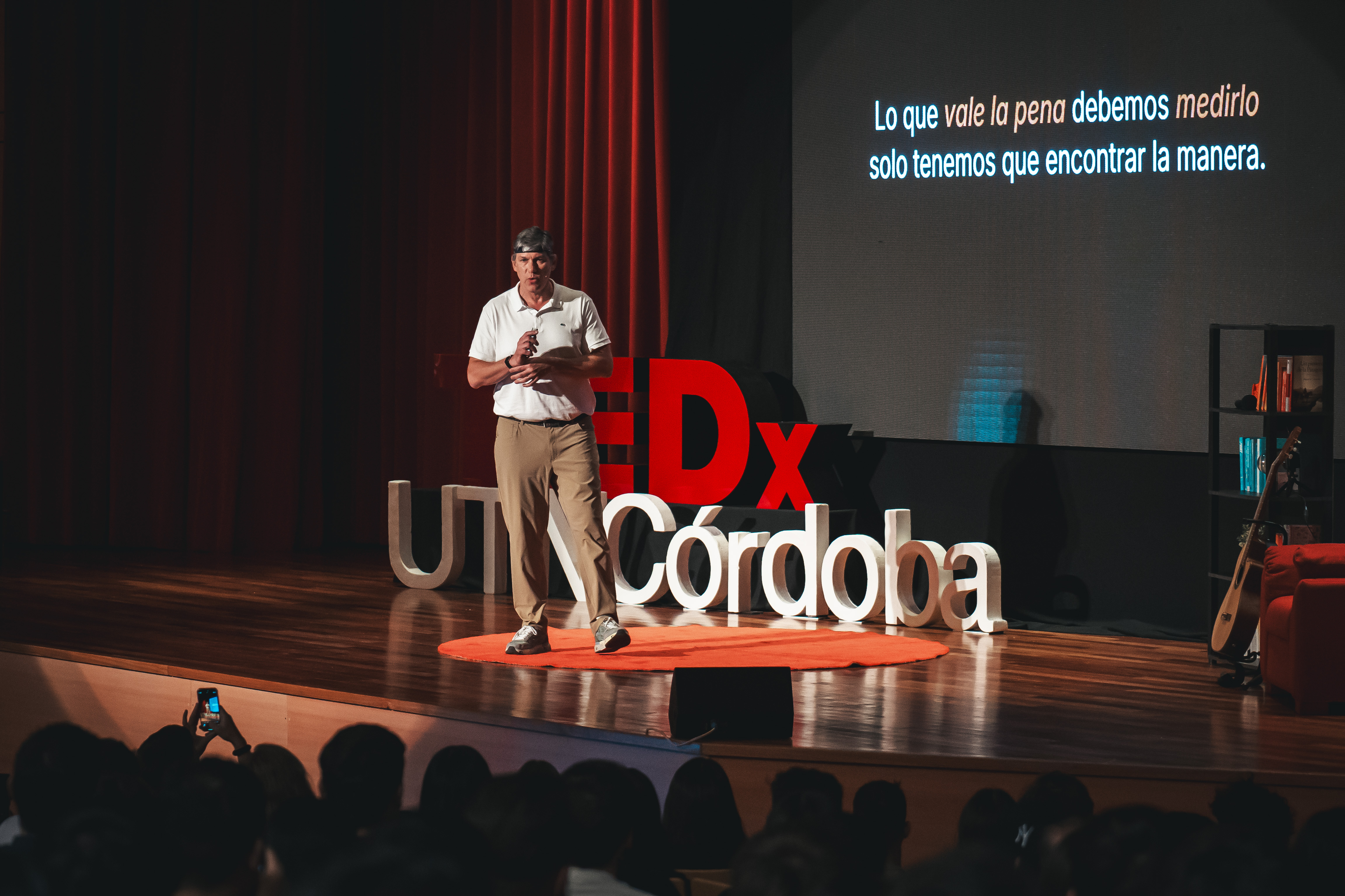 Presentador en el centro del escenario